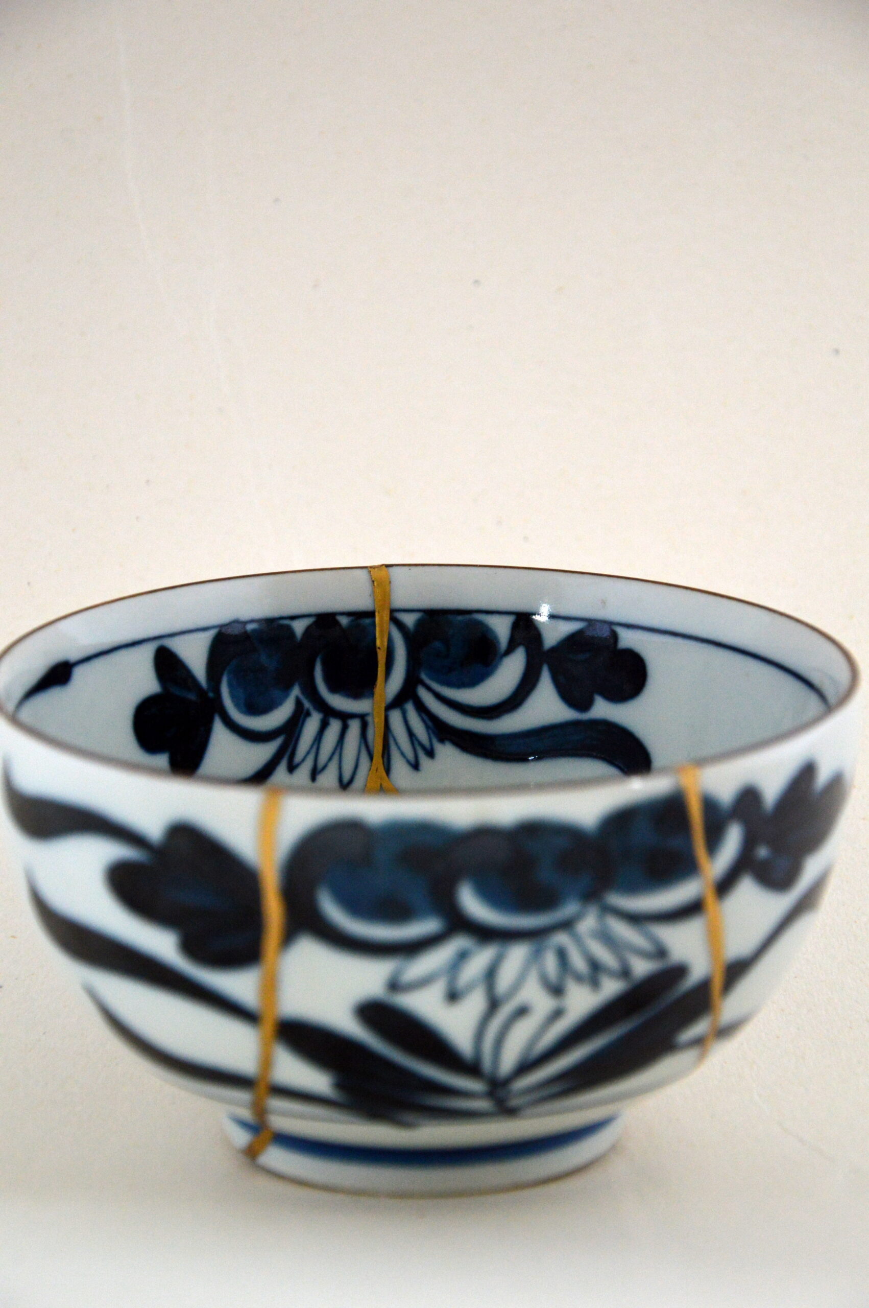 KKGUD ristorante e tè bianco elegante teiera e 4 tazze da tè con vassoio in bambù per tè pomeridiano Set da tè in ceramica in stile giapponese decorazione per la casa motivo marmorizzato 