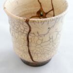 Bicchiere in ceramica raku, Kintsugi giapponese. Yobitsugi con vetrino di mare