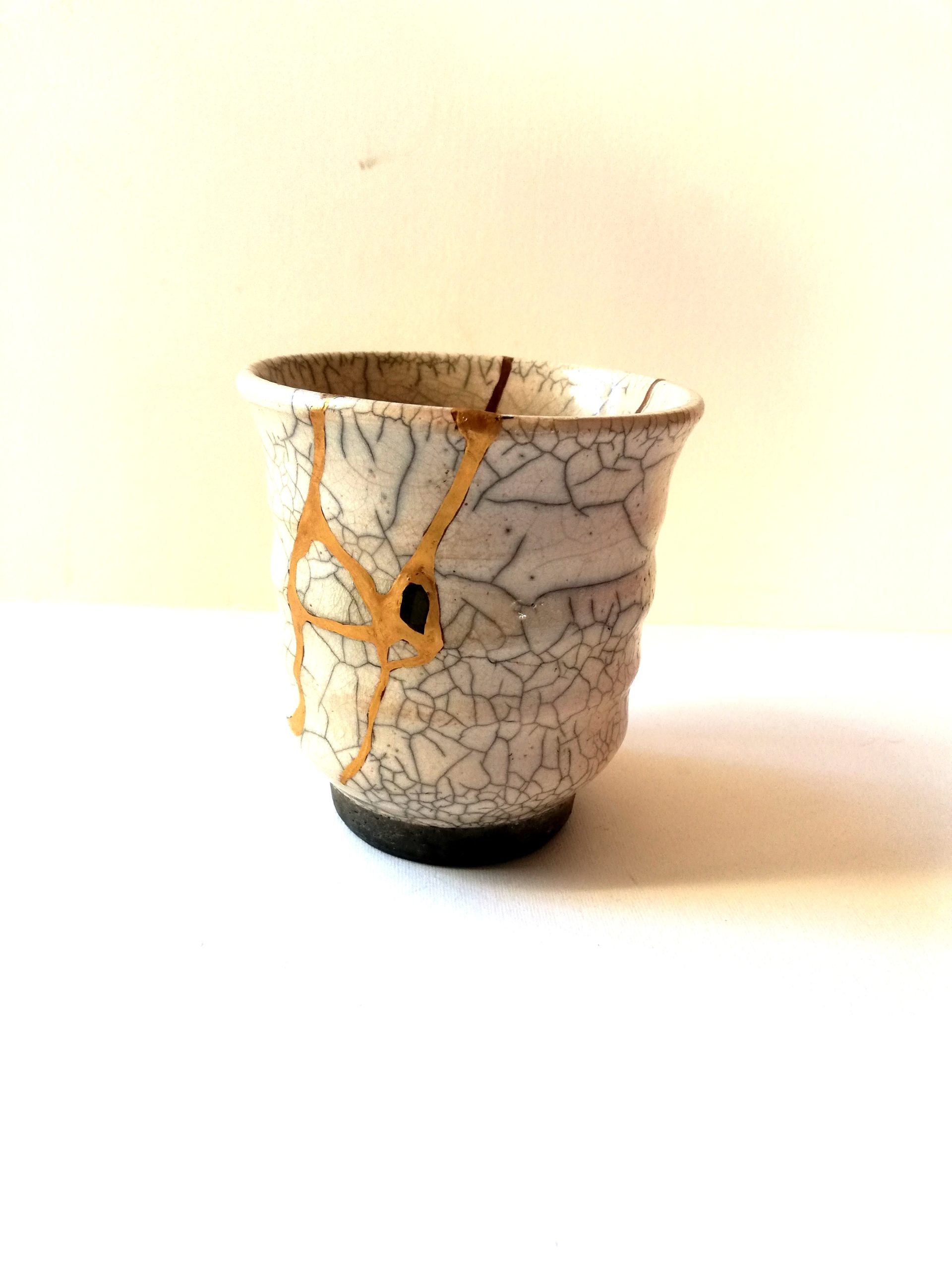 Bicchiere in ceramica raku, Kintsugi giapponese. Yobitsugi con vetrino di mare