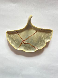Vassoio in gres giapponese a forma Ginko Biloba. Kintsugi tradizionale